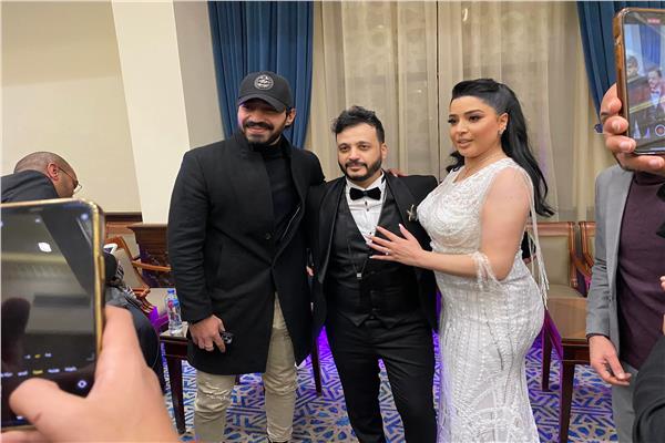 احمد بتشان يصل عقد قران الفنان إيساف ويلتقط الصور مع العروسين