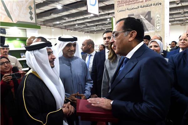 رئيس الوزراء خلال افتتاحه معرض القاهرة الدولي للكتاب وتسلم نسخة من رواية سلطان القاسمي 