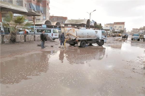 استمرار أعمال تصريف مياه الأمطار من الشوارع