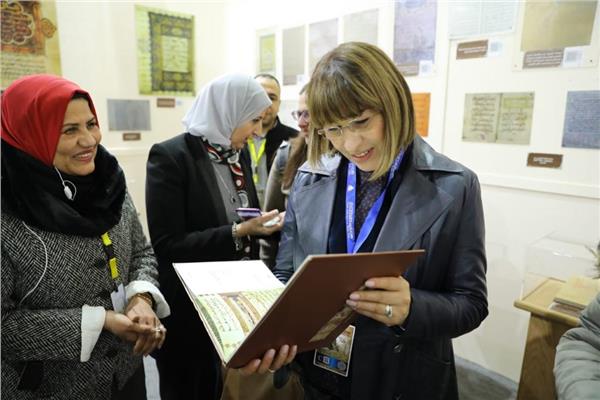 منسق الأمم المتحدة خلال تفقدها جناح الأزهر بمعرض الكتاب