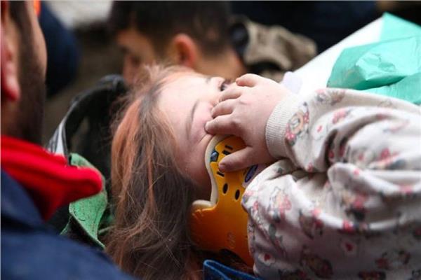 لحظة نقل طفلة ناجية من أنقاض زلزال تركيا