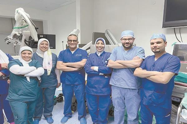 د. محمد البلتاجى والفريق الطبى بعد إجراء العملية الجراحية