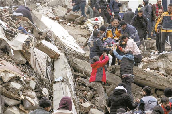 عمليات إنقاذ لضحايا الزلزال فى تركيا