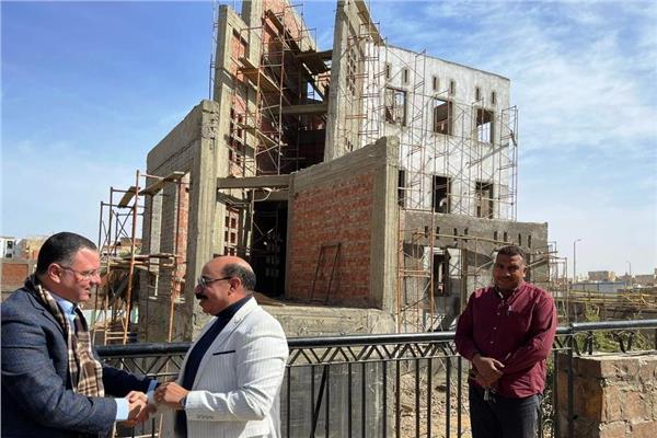 أثناء تفقد محافظ أسوان مشروع إنشاء مكتبة مصر العامة