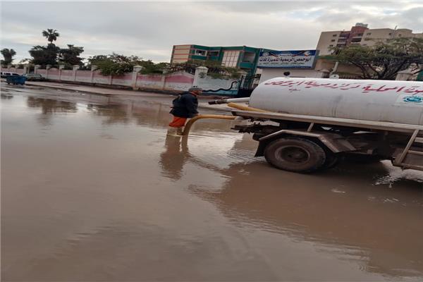 رفع آثار الأمطار بالشوارع والطرق الرئيسية بمراكز ومدن البحيرة