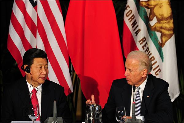 الرئيس الامريكي جو بايدن  ونظيره الصيني شي جين بينج