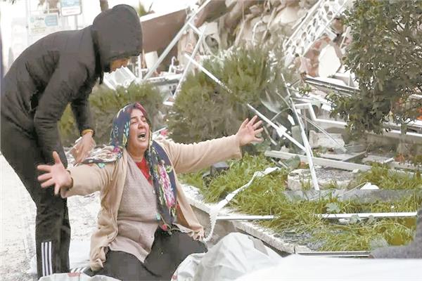 تركية تبكى أقاربها الذين قتلوا فى الزلزال المدمر