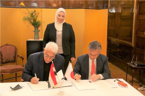 الدكتورة نيفين القباج وسفير اليابان لدى مصر والدكتور حسام بدراوي خلال توقيع عقد المنحة
