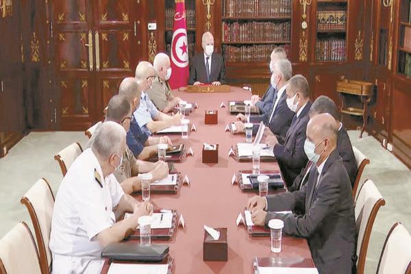جانب من اجتماع الرئيس التونسي مع القيادات الأمنية والعسكرية
