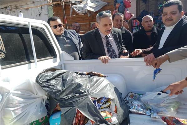 تحرير 19 محضر للمحال التجارية المخالفة ورفع الإشغالات بمدينة أبوقرقاص بالمنيا