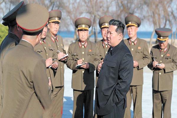 رئيس كوريا الشمالية مع قادة الجيش