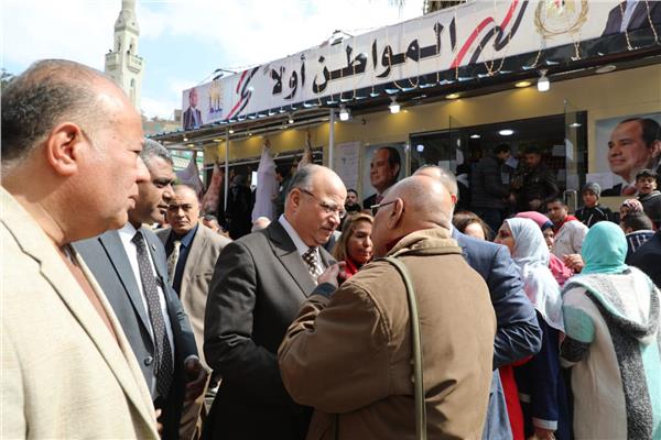محافظ القاهرة أثناء افتتاحه منفذ «أهلا رمضان» 