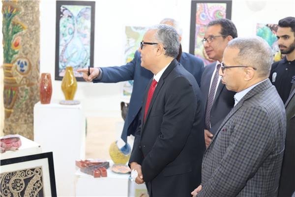 رئيس جامعة جنوب الوادي يفتتح معرض الابداعات الفنية لأسرة حورس