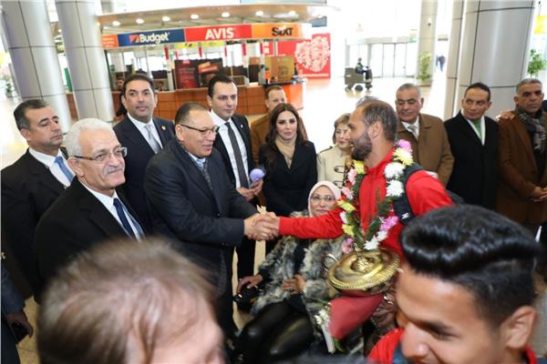 استقبال رسمى وشعبى  لفريق هوكى الشرقية بمطار القاهرة الدولى