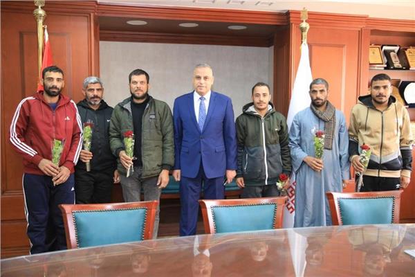 اللواء طارق الفقي محافظ سوهاج يستقبل المواطنين الـ 6 المحتجزين