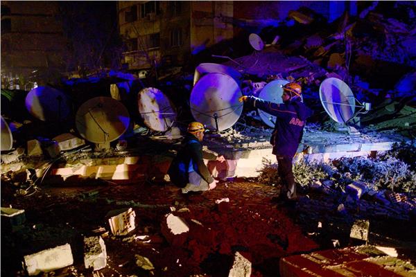 آثار الزلزال الذي ضرب عدة مدن تركية