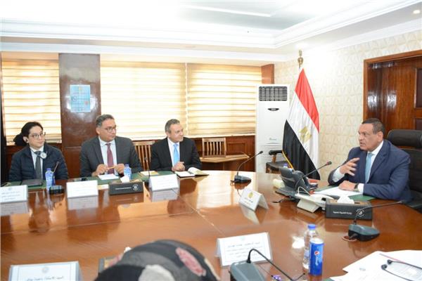 اللواء هشام آمنة وزير التنمية المحلية خلال استقباله وفد من البنك الدولى