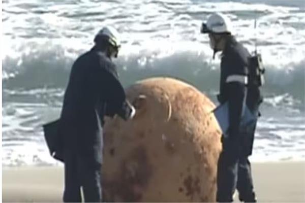 كرة حديدية على شاطئ البحر في اليابان 