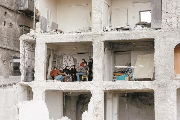 عائلة سورية ترفض مغادرة منزلها الذي دمره الزلزال
