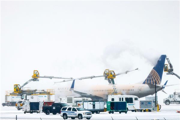 إزالة الجليد طائرة تابعة لشركة يونايتد إيرلاينز قبل إقلاعاه خلال عاصفة شتوية بمطار دنفر