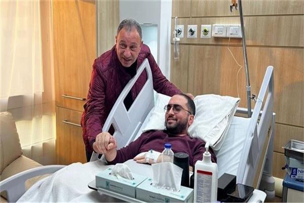 محمود الخطيب اثناء زيارة احمد ثروت في المستشفى