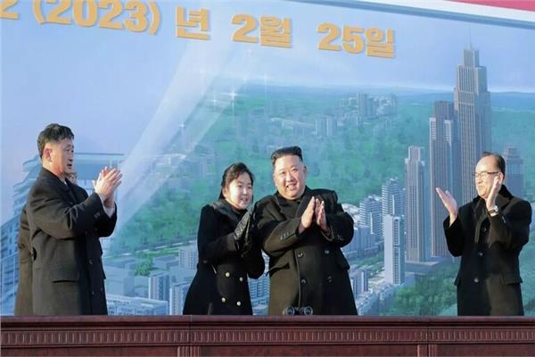 زعيم كوريا الشمالية كيم جونج أون وأبنته