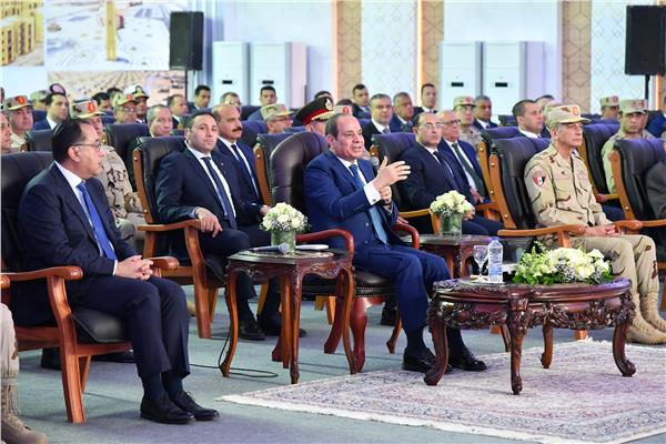 الرئيس السيسي خلال  فعالية تفقد اصطفاف المعدات المشاركة فى تنمية سيناء 