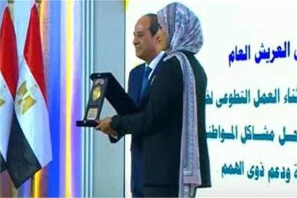 الرئيس السيسي أثناء تكريم نماذج من أبناء سيناء
