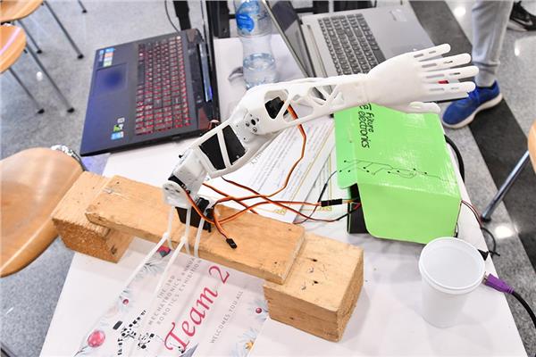 روبوتات خدمية بمعرض طلاب هندسة الالمانية بالقاهرة