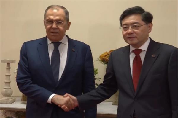  وزير الخارجية الروسي سيرجي لافروف مع نظيره الصيني الجديد تشين فانج