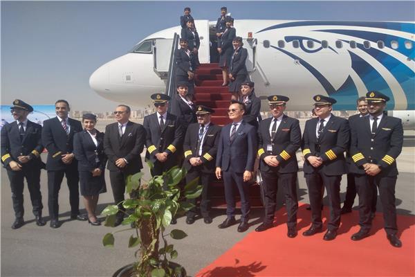 وزير الطيران يتفقد طائرة مصر للطيران الجديدة 