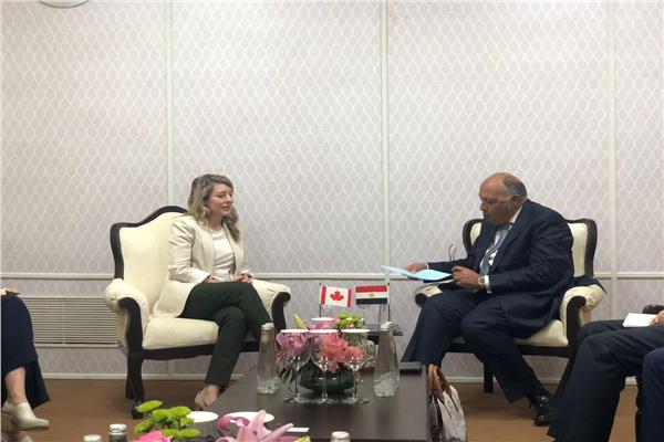 سامح شكري يلتقي مع وزيرة خارجية كندا