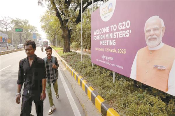لافتة تحمل صورة رئيس الوزراء الهندى مع شعار اجتماعات مجموعة العشرين فى نيودلهى