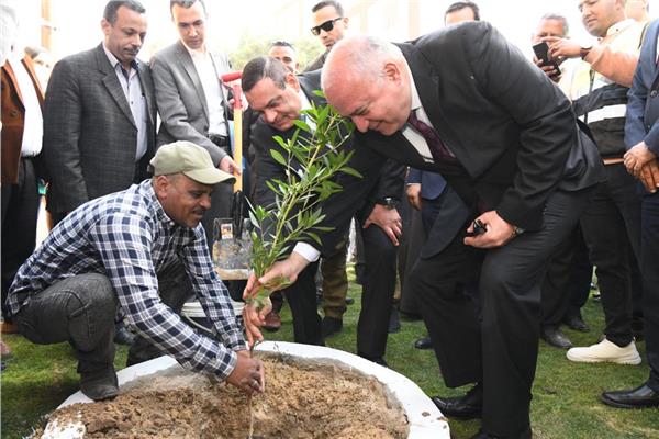وزير التنمية المحلية ومحافظ قنا يغرسان شجرة