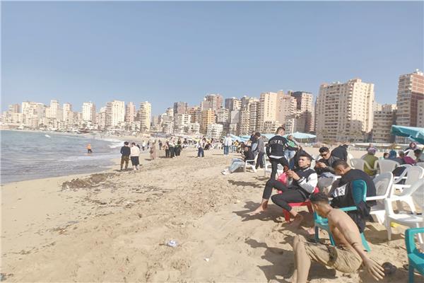 إقبال المواطنين على شواطئ الإسكندرية