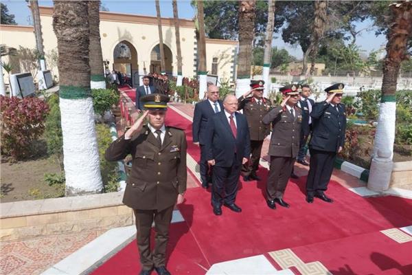 محافظ القاهرة يضع إكليلًا من الزهور على مقابر شهداء