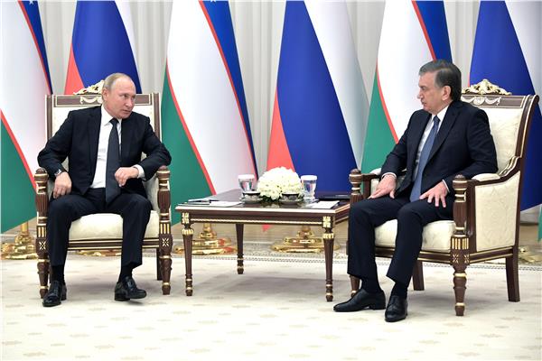 الرئيس الروسي فلاديمير بوتين ونظيره الأوزبكستاني شوكت ميرضيايف