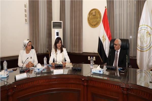 وزير التعليم مع السفيرة نبيلة مكرم ووفد تنسيقية شباب الأحزاب 