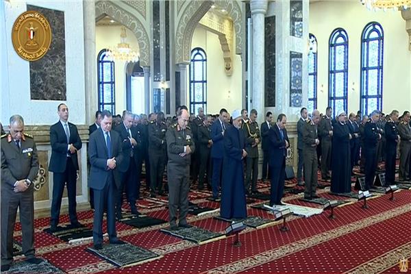 الرئيس عبد الفتاح السيسي أثناء تأدية صلاة الجمعة