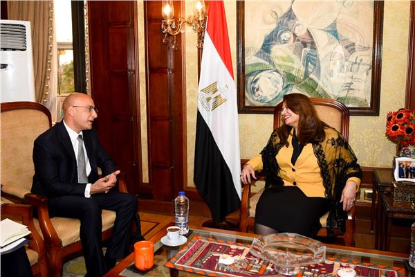 وزيرة الهجرة ورجل الأعمال المصري  وائل حسن