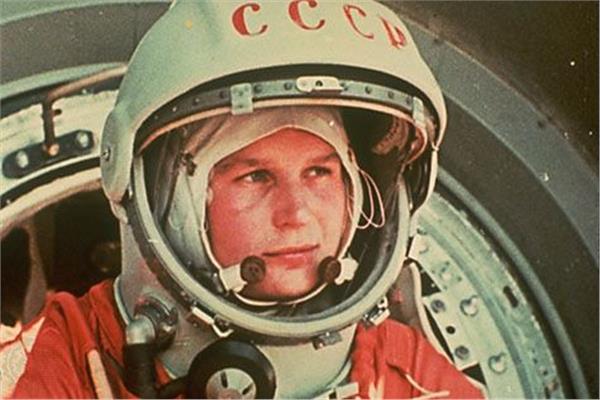 أول امرأة تسافر إلى الفضاء