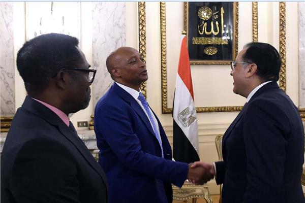 رئيس الوزراء يلتقي رئيس "الكاف" لاستعراض سبل دعم كرة القدم الأفريقية   