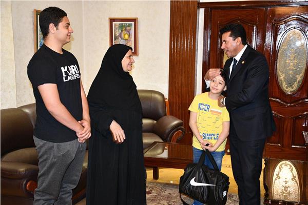 وزير الرياضة يكرم الطفل بلال