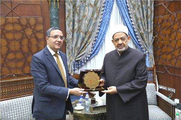 الدكتور أحمد الطيب خلال استقباله أجيت جوبتيه، السفير الهندي لدى القاهرة