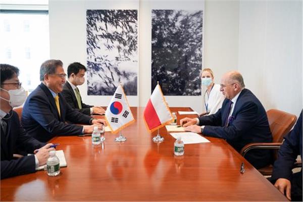  وزير الخارجية الكوري الجنوبي بارك جين ونظيره البولندي زبيجنيب راو
