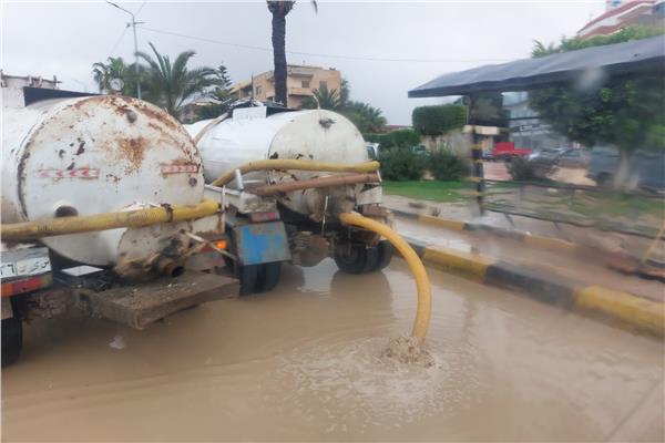 انتشار الأجهزة التنفيذية بشوارع الإسكندرية لرفع تراكمات مياه الأمطار 