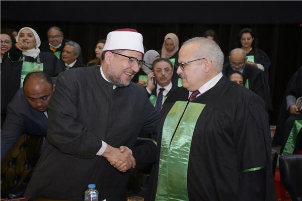 د. الخشت ووزير الأوقاف يشهدان حفل تخريج الدفعة 189 من طب القاهرة