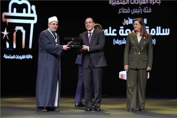  رئيس مجلس الوزراء يكرم رئيس جامعة الأزهر