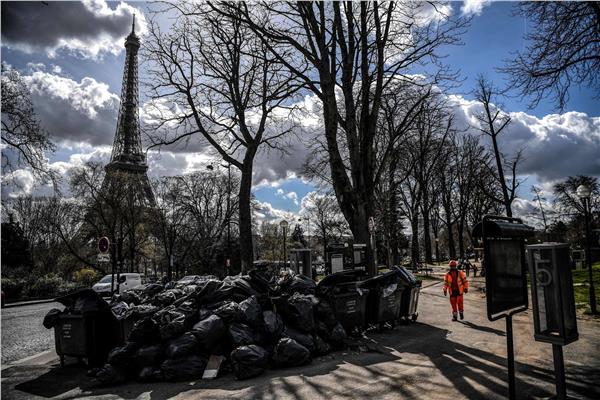 جبال القمامة تغزو باريس
