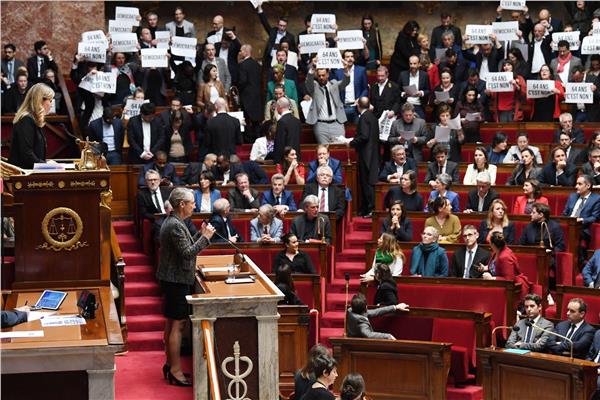 مشاهد الفوضى في البرلمان الفرنسي خلال القاء إليزابيث بورن لكلمتها 